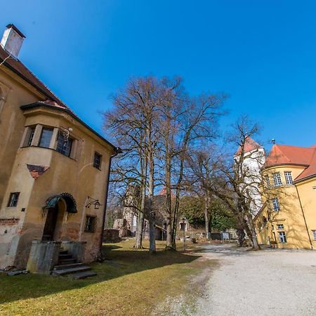 Hotel Schloss Neuburg - Hoftaferne Neuburg am Inn エクステリア 写真