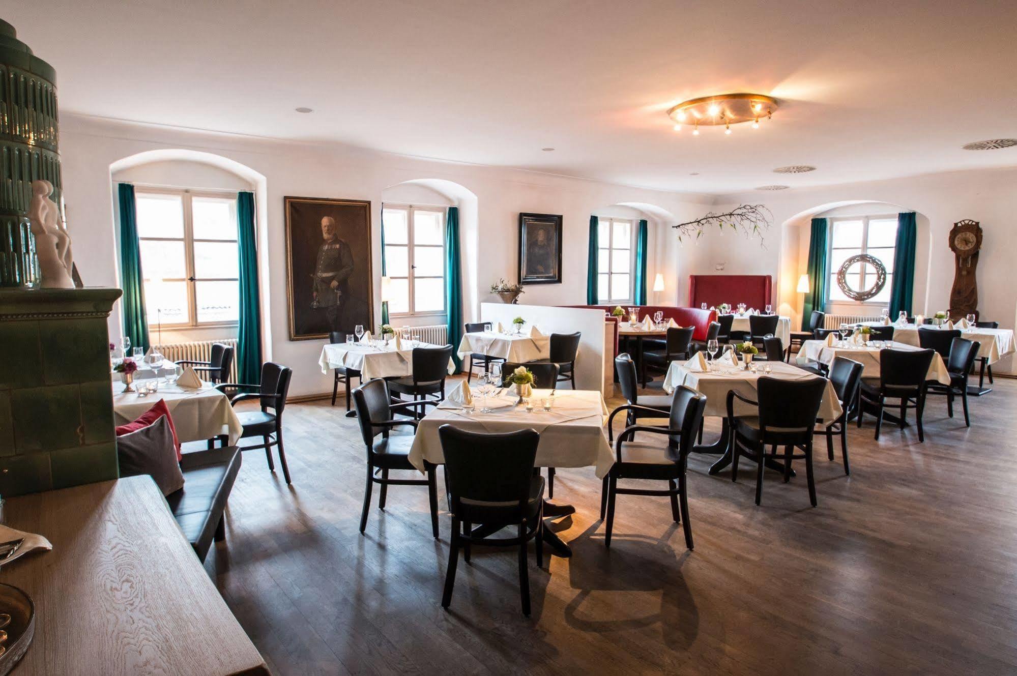 Hotel Schloss Neuburg - Hoftaferne Neuburg am Inn エクステリア 写真