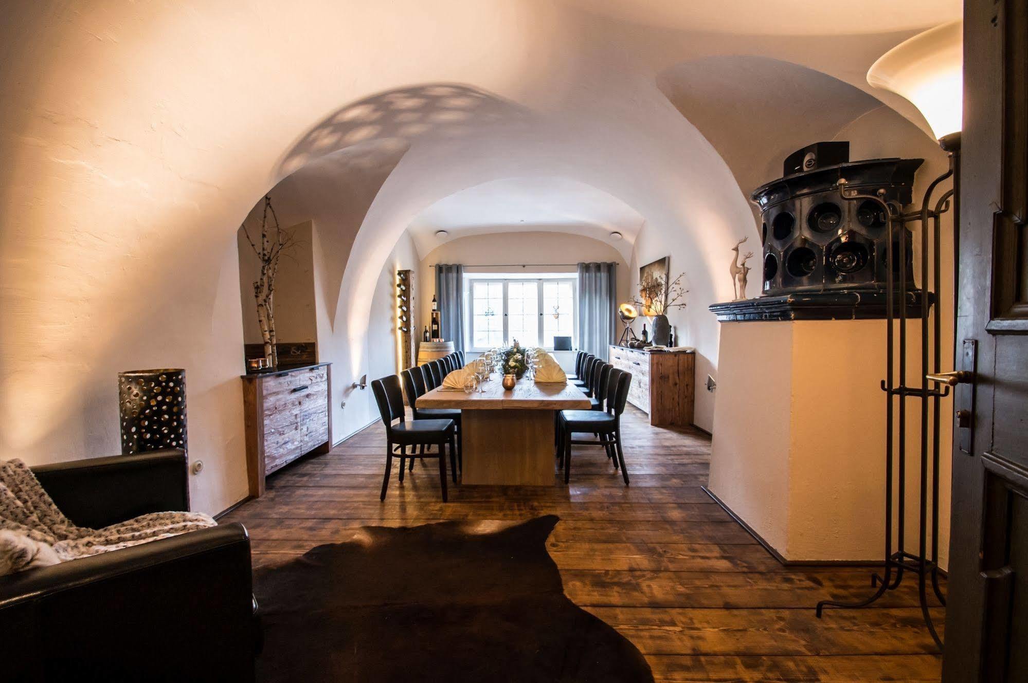 Hotel Schloss Neuburg - Hoftaferne Neuburg am Inn エクステリア 写真