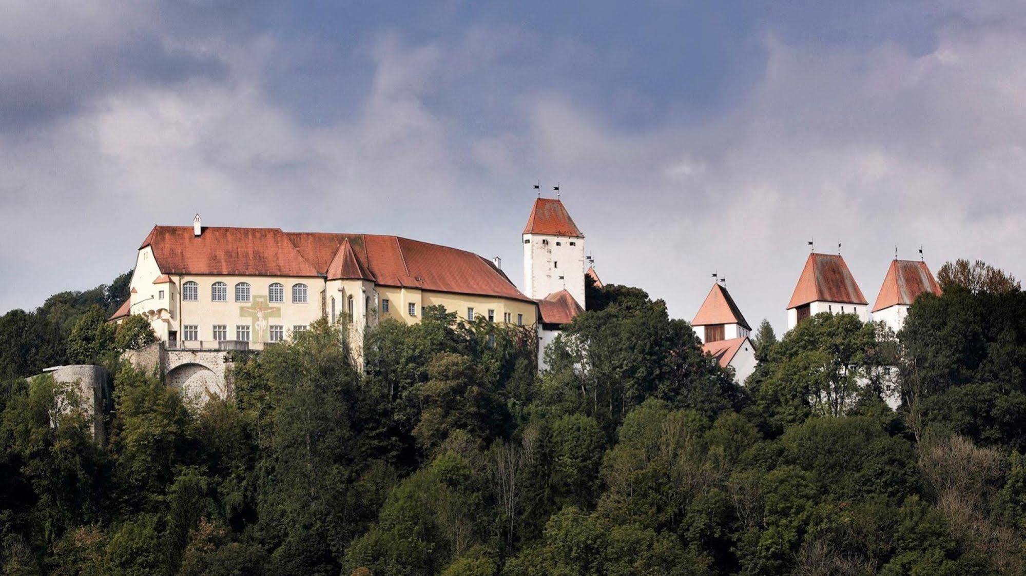 Hotel Schloss Neuburg - Hoftaferne Neuburg am Inn エクステリア 写真